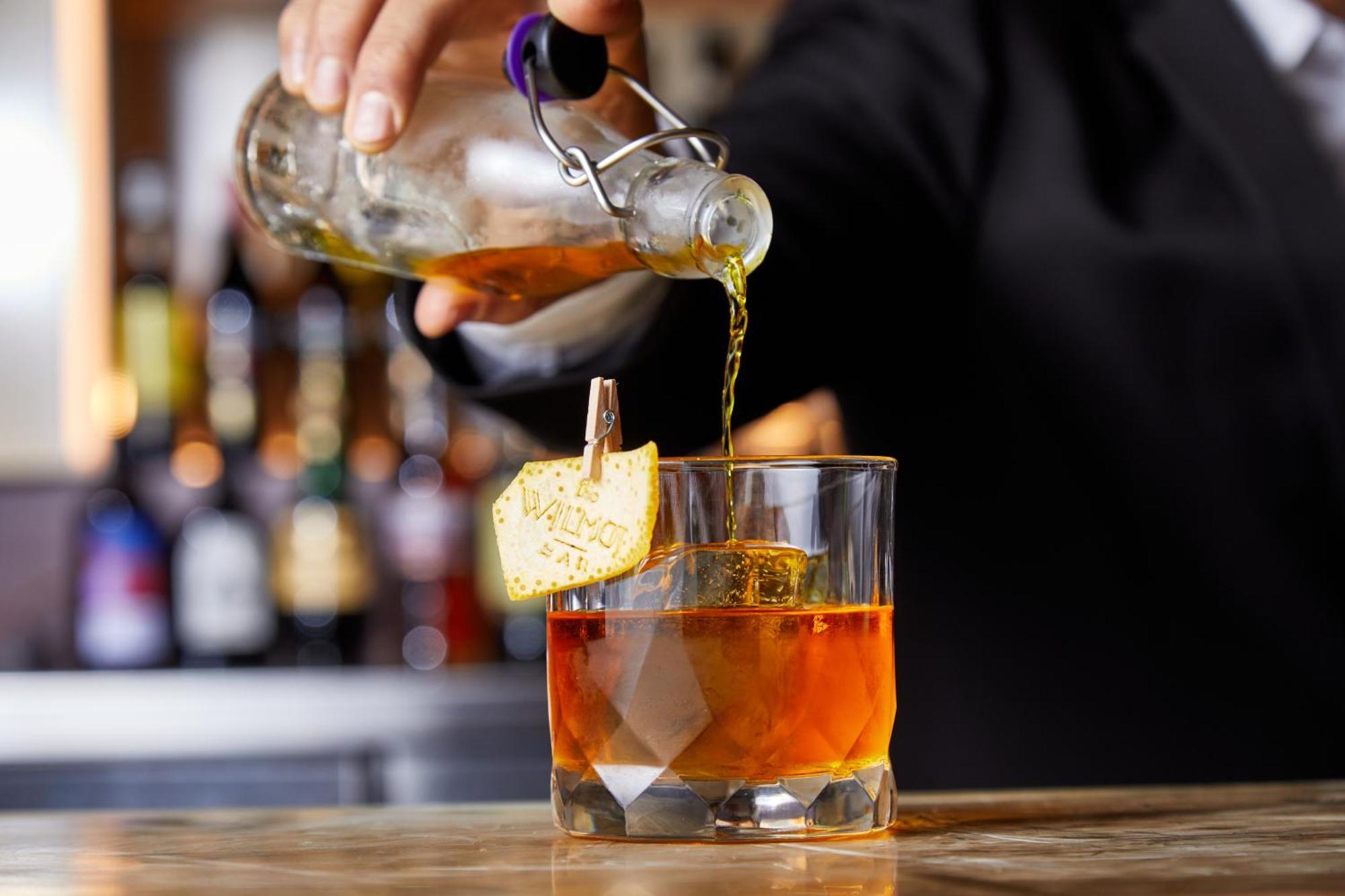 悉尼金普顿玛格特酒店 外观 照片 A bartender pouring a Old Fashioned