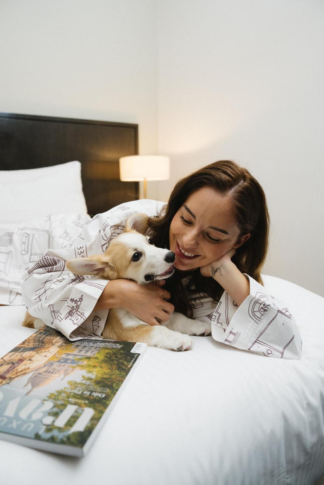 悉尼金普顿玛格特酒店 外观 照片 A woman with her dog